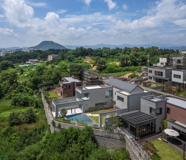 '연을 머금은 집' 남동측 전경 (설계= 조덕규·홍석진 건축사‧주.건축사사무소 유덕건축, 사진=윤준환)