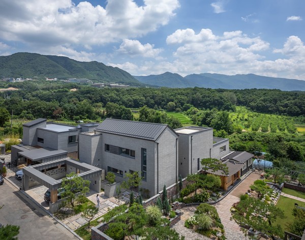 '연을 머금은 집' 북서측 전경(설계= 조덕규·홍석진 건축사‧주.건축사사무소 유덕건축, 사진=윤준환)