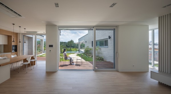 '연을 머금은 집' 거실에서 바라본 중정(설계= 조덕규·홍석진 건축사‧주.건축사사무소 유덕건축, 사진=윤준환)