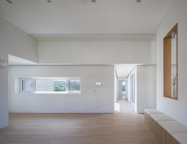  '연을 머금은 집' 가족실 (설계= 조덕규·홍석진 건축사‧주.건축사사무소 유덕건축, 사진=윤준환)