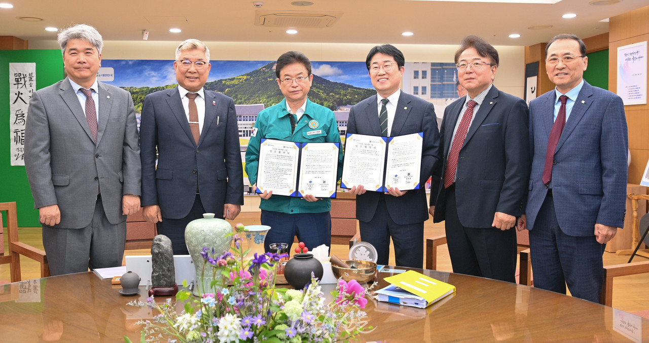 경상북도와 경상북도건축사회가 5월 9일 경북도청에서 ‘초대형 산불피해 극복을 위한 업무협약’을 체결했다. 협약에는 실태조사 및 안전점검, 설계비·감리비 감면, 건축상담 부스 운영 등 복구 지원 내용이 담겼다. (사진=대한건축사협회 건축사신문)