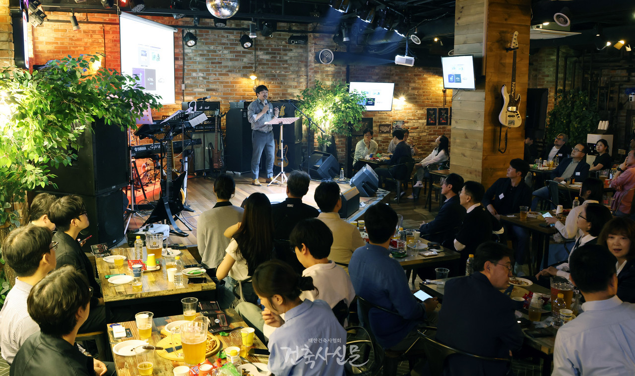 백희성 건축사가 ‘AI와 건축’을 주제로 강연하고 있다. (사진=대한건축사협회 건축사신문)