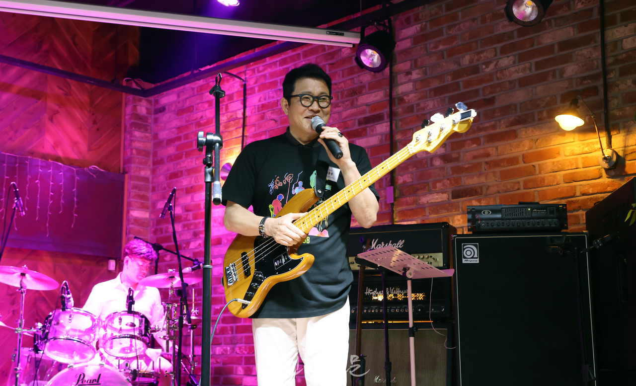 밴드 연주에 나선 최홍종 건축사(명지건축사연합 초대회장, 건축동인 건축사사무소)가 무대에서 인사말을 하고 있다. (사진=대한건축사협회 건축사신문)