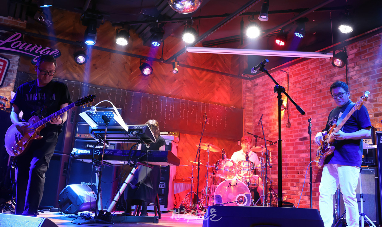 명지건축사연합 창립 1주년 행사 2부에서 밴드가 공연을 펼치고 있다. 오른쪽은 베이스를 연주 중인 최홍종 건축사. (사진=대한건축사협회 건축사신문)