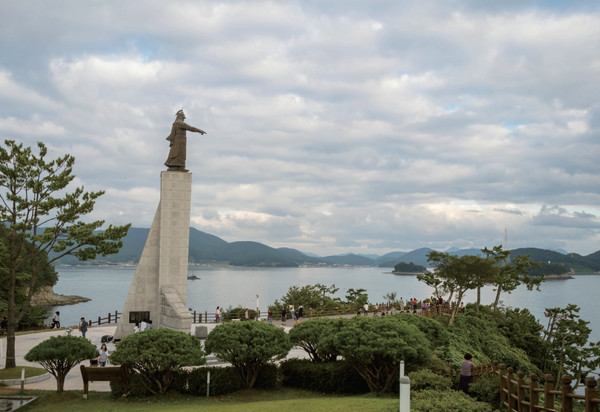 이순신 장군 동상과 공원 전경 (사진=김진섭 건축사)