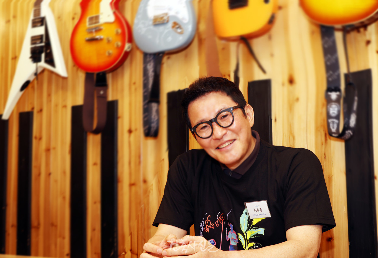 명지건축사연합(AAMU) 초대회장 최홍종 건축사(건축동인 건축사사무소, 서울특별시건축사회). 군악대 출신답게 이날 명지건축사연합 1주년 행사에서 직접 베이스를 연주하며 무대를 이끌었다. (사진=대한건축사협회 건축사신문)