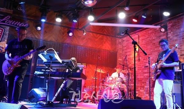 명지건축사연합 1주년 기념행사에서 밴드 베이시스트로 무대에 오른 최홍종 건축사(맨 오른쪽). 그는 이날 직접 연주에 참여해 분위기를 이끌었다. (사진=대한건축사협회 건축사신문)