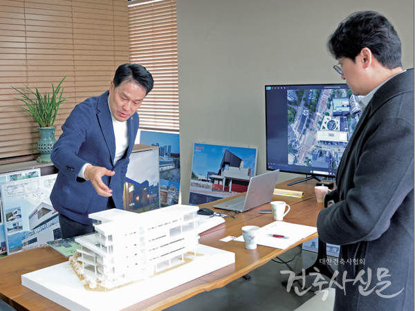 '고혼진리퍼블릭 사옥' 작품 설명을 하고 있는 조한묵 건축사(건축사사무소 YEHA).