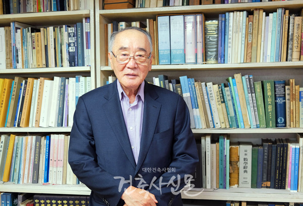 평생 전통건축 설계와 문화유산 복원에 헌신해 온 장순용 건축사(삼아성건축사사무소). 경주 임해전지와 수원 화성행궁 복원 설계 등을 수행했으며, 평생 축적한 1만 3천여 점의 건축문화재 자료를 한양대학교에 기증해 학술연구에 기여했다. (사진=대한건축사협회 건축사신문)