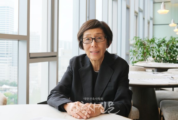 2010년 프리츠커상 수상자인 카즈요 세지마(Kazuyo Sejima, SANAA)가 한국을 찾았다. 세지마가 이끌고 있는 SANAA는 시적이면서도 실험적인 건축으로 프리츠커상, RIBA 골드메달 등을 수상했다. 세지마는 대한건축사협회 건축사신문과의 인터뷰에서 “건축이라는 분야 안에서 다양한 목소리와 시각이 자연스럽게 공존하게 되기를 기대한다”고 말했다. (사진=대한건축사협회 건축사신문)