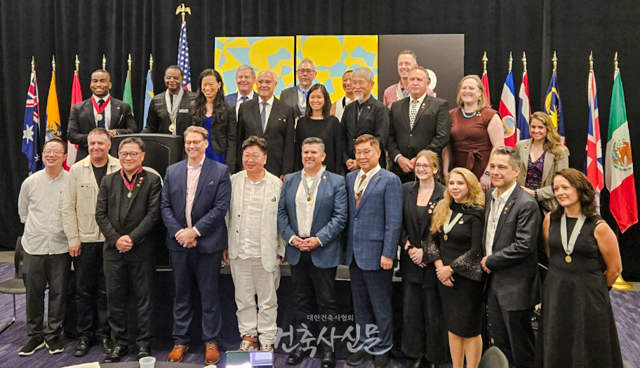 김재록 대한건축사협회장(앞줄 오른쪽에서 다섯 번째)이 ‘2025 AIA 컨퍼런스’ 기간 중 각국 건축사단체 대표들과 기념촬영을 하고 있다. (사진=대한건축사협회)