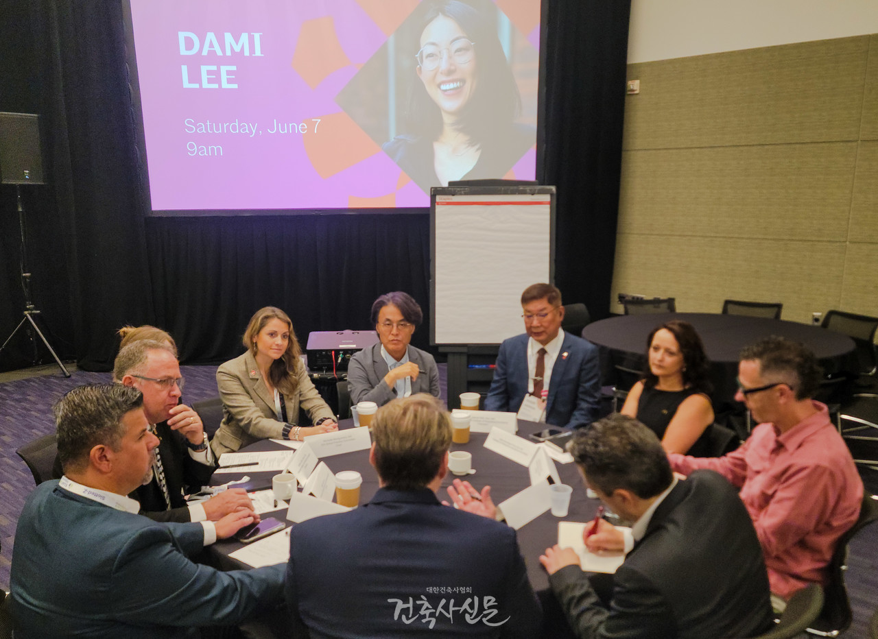 김재록 대한건축사협회장(오른쪽에서 세 번째)이 ‘2025 AIA 컨퍼런스’ 기간 중 각국 건축단체 대표들과 의견을 나누고 있다. (사진=대한건축사협회)