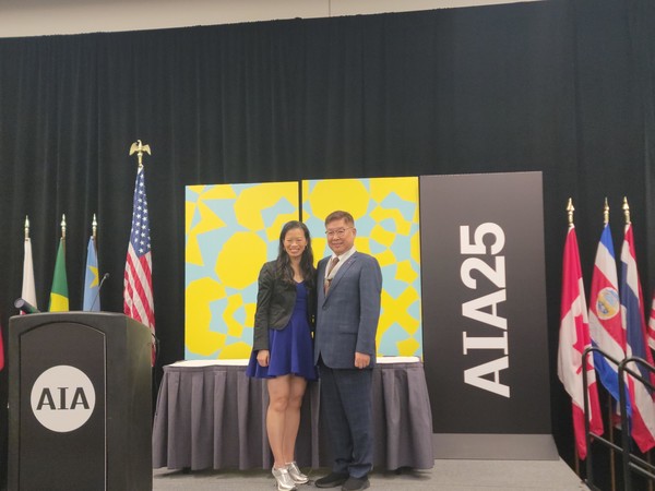 김재록 대한건축사협회 회장(오른쪽)과 에블린 리(Evelyn M. Lee) 미국건축사협회(AIA) 회장이 기념촬영을 하고 있다. (사진=대한건축사협회)