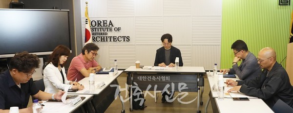대한건축사신문-시·도건축사회 발행 매체 간 연계 모색을 위한 전국 건축매체 편집국장 간담회가 6월 19일 건축사회관 김순하홀에서 진행됐다. 좌측부터 조흥태, 손경애, 김동희, 박정연, 정민교, 양현준 건축사(사진=대한건축사협회 건축사신문)