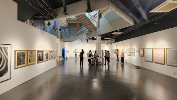 건축 이외의 것들을 미리 즐기는 건축사라는 의미의 ‘얼리 아키텍트’ 전시회가 지난 6월 21일부터 27일까지 이레간 인사동 아지트 미술관에서 진행됐다. 이번 전시회에는 홍성용, 오호근, 이훈길, 박정연, 김동희 건축사가 참여했다. ‘얼리 아키텍트’ 전시회 전경(사진=박정연 건축사, 그리드에이 건축사사무소)