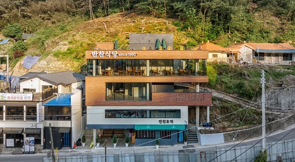 반찬식당 정면 (설계=김연중 건축사·오아이오에이(OIOA) 건축사사무소, 사진=김진철)