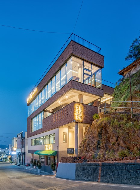 반찬식당 우측면 (설계=김연중 건축사·오아이오에이(OIOA) 건축사사무소, 사진=김진철)