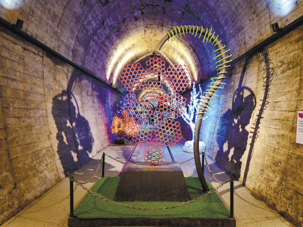 터널 내부에는 각종 조형물들이 설치되어 있다. (사진=김진섭 건축사)