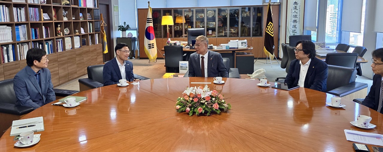 대한건축사협회 김재록 회장(가운데)이 건축사회관에서 열린 조달청 간담회에서 설계공모 제도 개선 관련 의견을 나누고 있다. (사진=조달청)