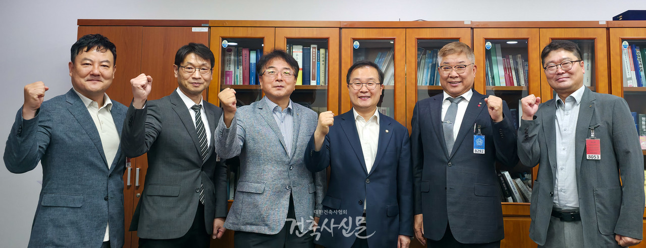 김재록 대한건축사협회 회장(오른쪽에서 두 번째)이 7월 14일 국회 의원회관에서 이건태 국회 국토교통위원회 국토법안심사소위원회 위원(오른쪽에서 세 번째)을 만나 협회 주요 현안과 관련 의견을 전달한 후 참석자들과 기념촬영을 하고 있다. 이날 간담회에서는 건축사 업무대가 정상화를 위한 건축사법 개정안, 종합조정자 신설 관련 건축법 개정안, 건설안전특별법 등 발의 법안에 대한 협회의 설명이 이뤄졌다. (사진=대한건축사협회 건축사신문)