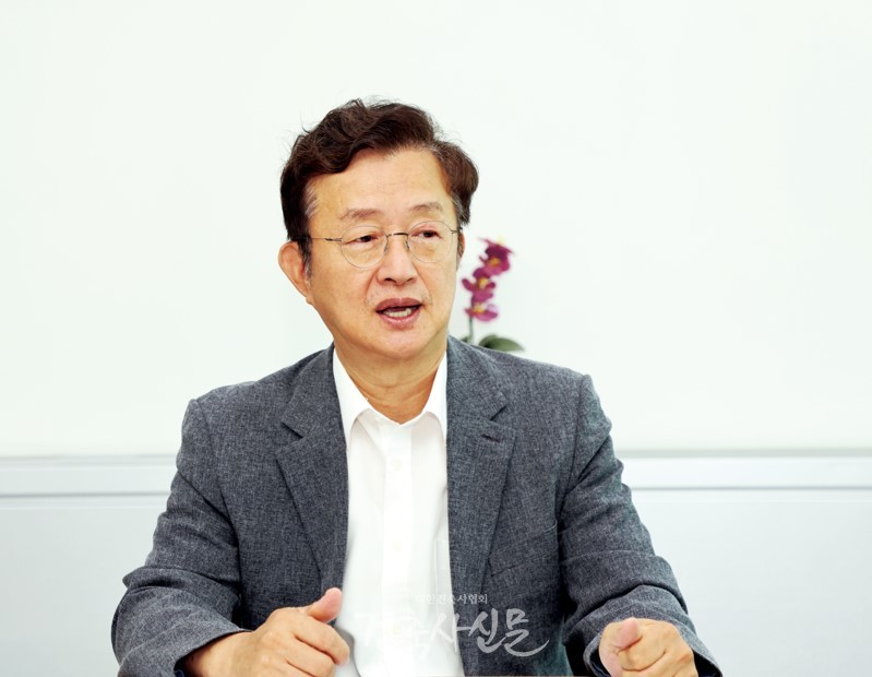 정태화 하자심사분쟁조정위원장이 공동주택 하자 분쟁의 주요 쟁점과 제도 개선 방향에 대해 설명하고 있다. (사진=대한건축사협회 건축사신문)