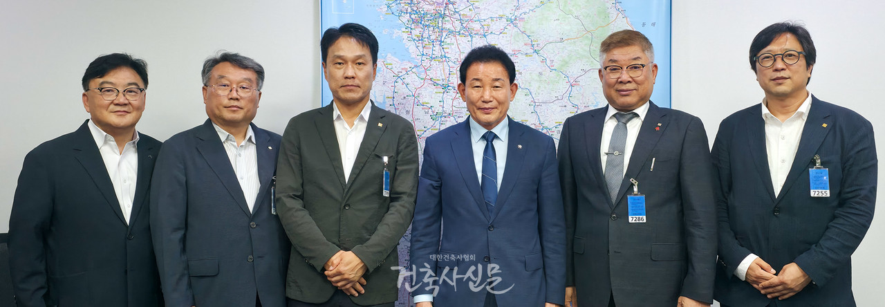 김재록 대한건축사협회 회장(오른쪽 두 번째)이 7월 17일 국회 국토교통위원회 국토법안심사소위원회 박용갑 의원(오른쪽 세 번째)을 만나 건축사업무대가 정상화를 위한 건축사법 개정의 필요성과 건설안전특별법에 대한 협회 입장을 설명했다. (사진=대한건축사협회 건축사신문)