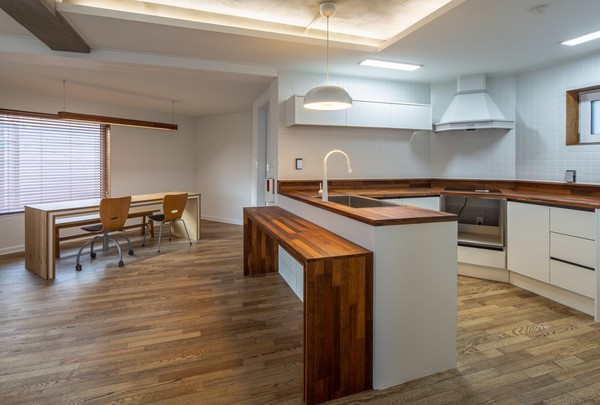 단비가 2층 주방과 가족실 (설계=이창호 건축사·더솔 건축사사무소, 사진=윤동규)