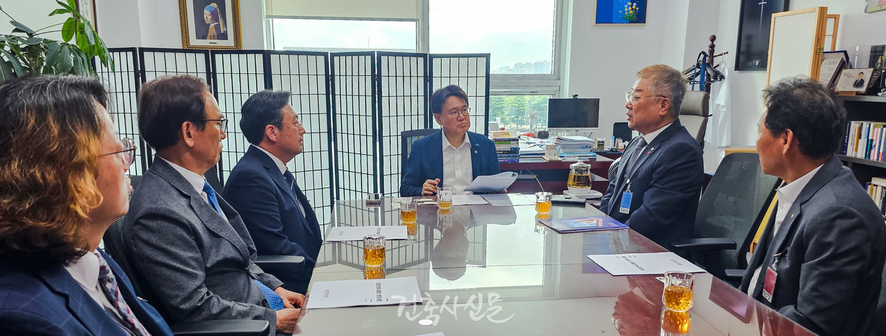 김재록 대한건축사협회장(오른쪽 두 번째)이 7월 21일 국회에서 황운하 국회의원(가운데)을 만나 건축사법 및 건축법 개정안 등 협회 주요 현안을 설명하고, 건설안전특별법에 대한 업계 우려와 함께 반대 의견을 밝혔다. (사진=대한건축사협회 건축사신문)