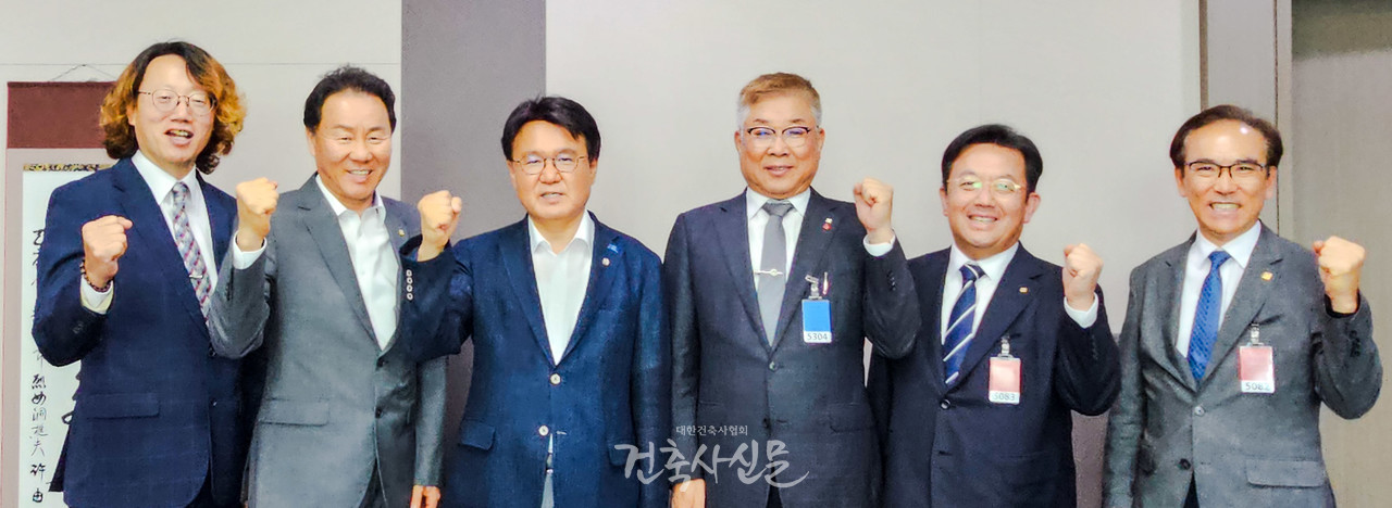 김재록 대한건축사협회장(오른쪽 세 번째)이 7월 21일 국회에서 황운하 국회의원(왼쪽 세 번째)을 만나 건축사 관련 주요 법안과 건설안전특별법에 대해 면담했다. (사진=대한건축사협회 건축사신문)