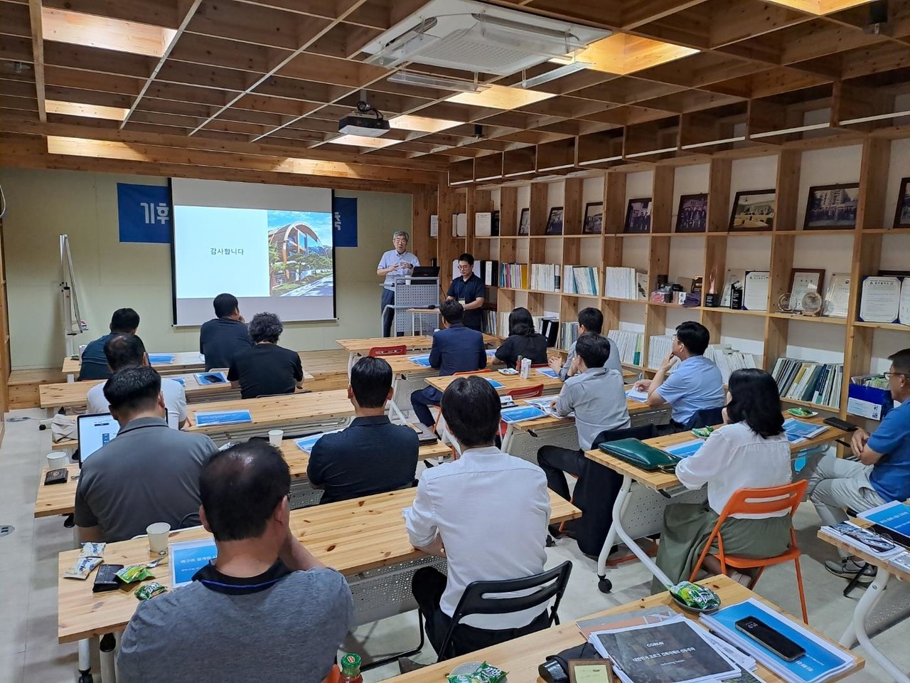 한국목조건축협회가 7월 17일 ‘기후위기 대응을 위한 목조건축’을 주제로 세미나를 열고, 전문가 발표와 질의응답을 진행하고 있다. (사진=한국목조건축협회)
