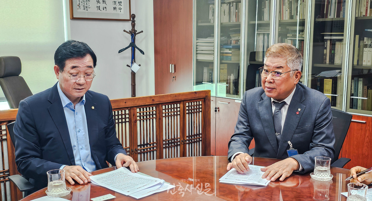 김재록 대한건축사협회장(오른쪽)이 7월 23일 국회에서 민홍철 국회의원(국토교통위원회 소속)과 면담하고, 건축사법 및 건축법 개정안 등 협회 주요 현안 법안에 대한 입장을 설명하고 있다. (사진=대한건축사협회 건축사신문)