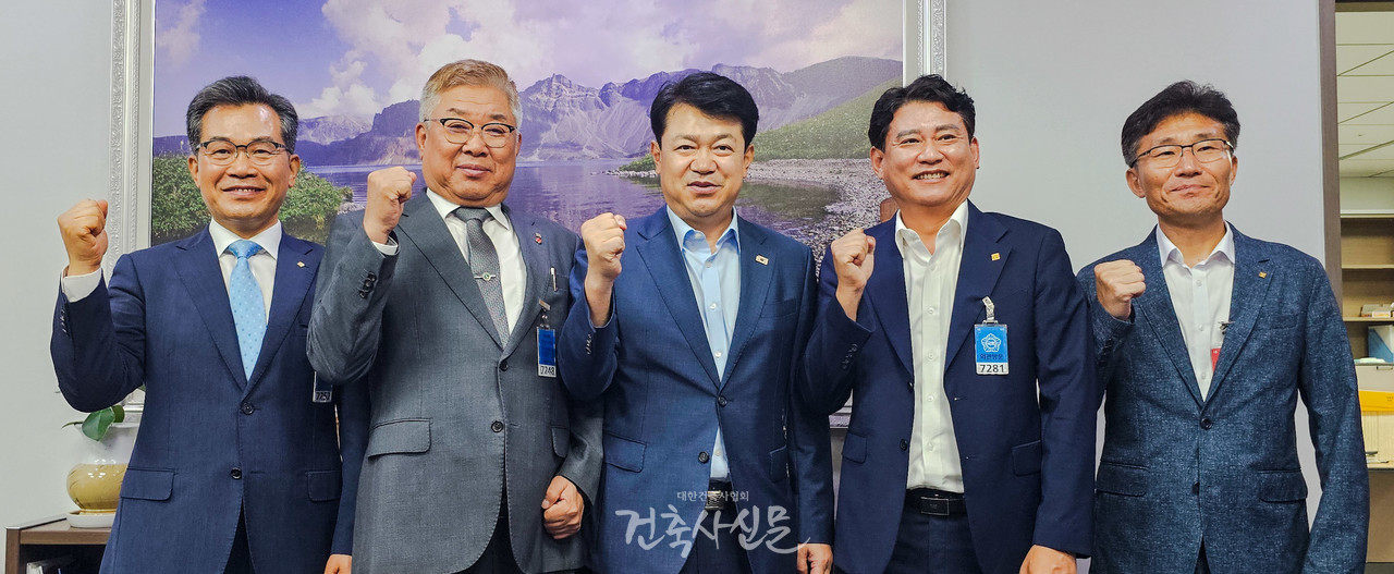 김재록 대한건축사협회장(왼쪽 두 번째)과 복기왕 국회의원(가운데)이 7월 23일 국회에서 건축사법 및 건축법 개정안 등 협회 현안 관련 법안에 대해 의견을 나눴다. (사진=대한건축사협회 건축사신문)