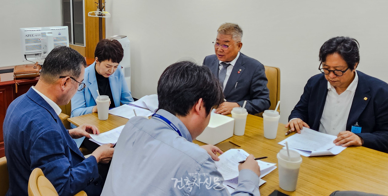 김재록 대한건축사협회장(오른쪽 두 번째)이 7월 23일 국회에서 김은혜 국회의원(왼쪽 두 번째)과 면담을 갖고, 건축사 업무대가 정상화와 종합조정업무 도입을 위한 법안 취지를 설명하고 있다. (사진=대한건축사협회 건축사신문)