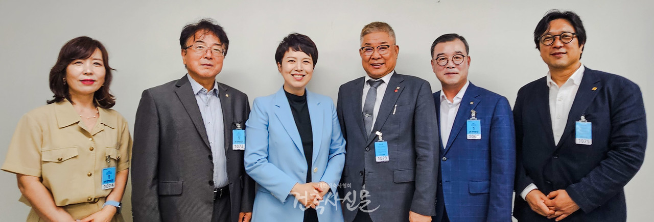 김재록 대한건축사협회장(오른쪽 세 번째)과 김은혜 국회의원(가운데)이 7월 23일 국회에서 건축사 관련 법안을 놓고 협의했다. (사진=대한건축사협회 건축사신문)