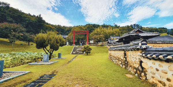 입구에서 바라본 육신사. (사진=김진섭 건축사)