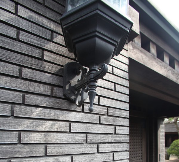 자연적으로 회변된 목재 (사진=이재혁 건축사)