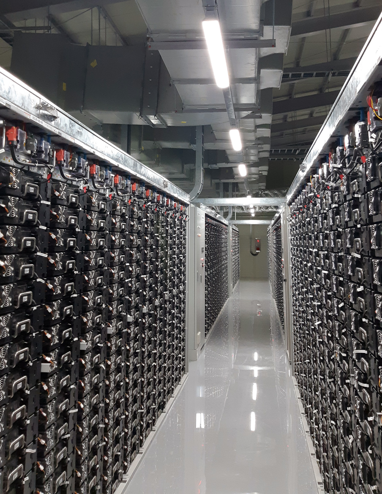 ESS 건축물 내부에 설치된 리튬이온 배터리 모듈. 열, 화재, 침수 등에 대응한 설계가 필수적이다. (사진=이에스에스범간향 건축사사무소.주)