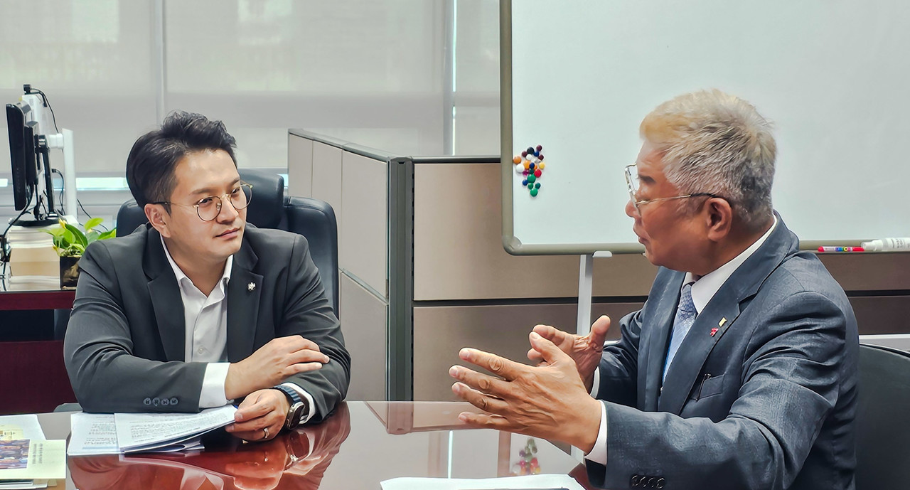 김재록 대한건축사협회장(오른쪽)이 7월 30일 국회에서 전용기 국회의원(왼쪽)을 만나 건축사법·건축법 개정안의 필요성과 건설안전특별법에 대한 협회의 입장을 설명하고 있다. (사진=대한건축사협회 건축사신문)