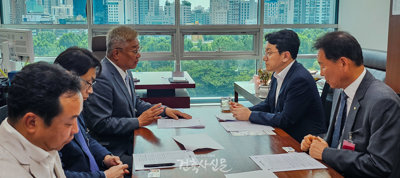 김재록 대한건축사협회장(오른쪽 세 번째)이 7월 30일 국회에서 천준호 국회의원(오른쪽 두 번째)을 만나 건축사법·건축법 개정안 등 주요 현안을 설명하고 건설안전특별법에 대한 반대 입장을 전달하고 있다. (사진=대한건축사협회 건축사신문)