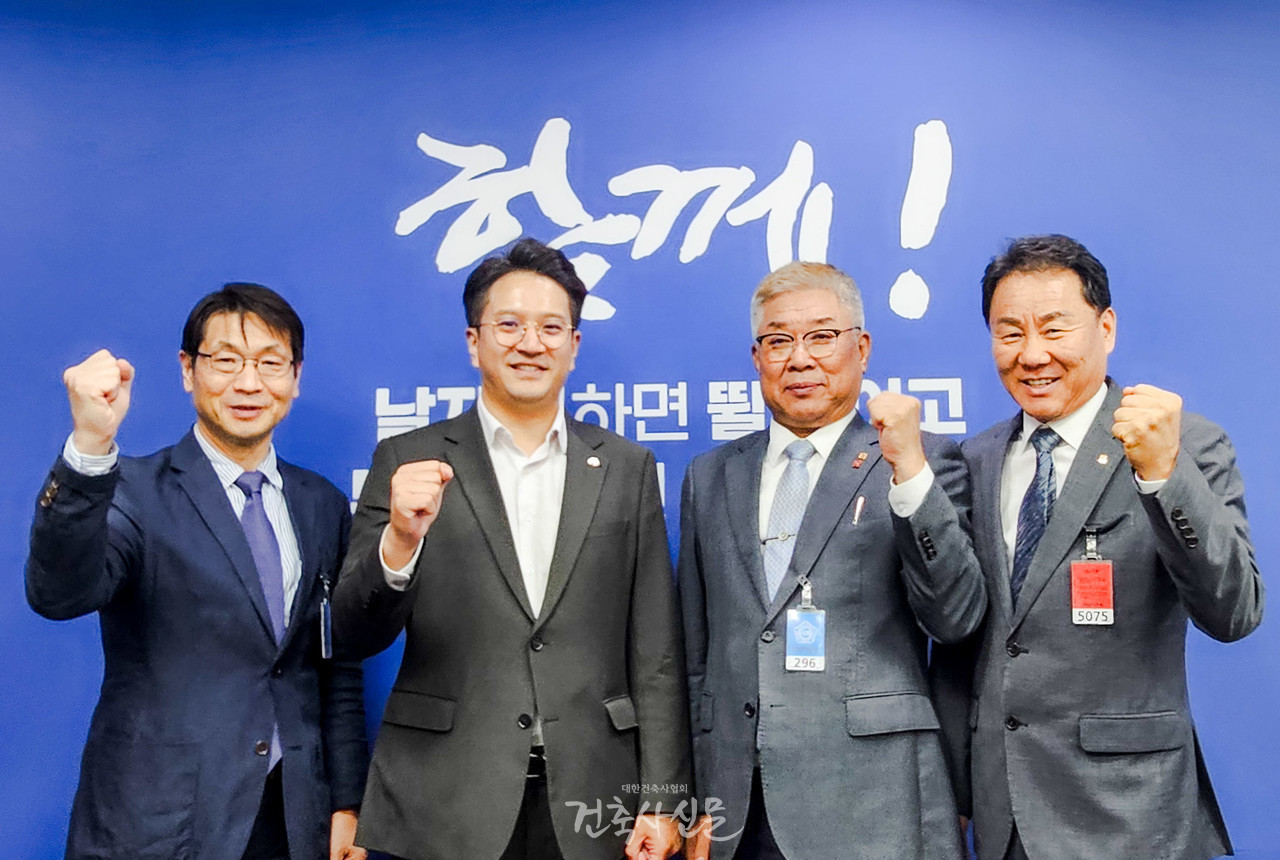 김재록 대한건축사협회장(오른쪽에서 두 번째)이 7월 30일 국회에서 전용기 국회의원(왼쪽에서 두 번째)을 만나 건축사 제도 개선을 위한 협회의 입장을 밝혔다. (사진=대한건축사협회 건축사신문)