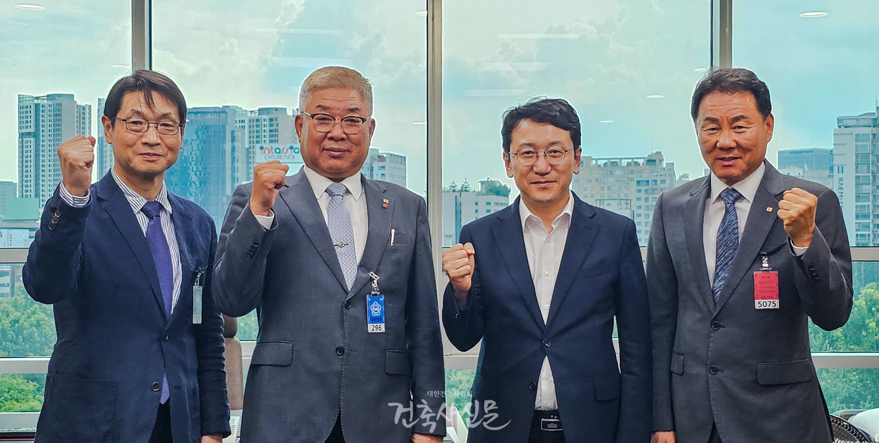 김재록 대한건축사협회장(왼쪽에서 두 번째)이 7월 30일 국회에서 천준호 국회의원(오른쪽에서 두 번째)을 만나 건축사 관련 주요 법안에 대한 의견을 나눴다. (사진=대한건축사협회 건축사신문)