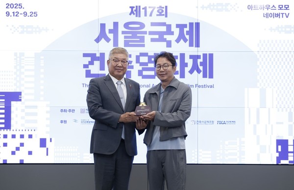 서울국제건축영화제 기자회견에서 홍보대사 위촉식이 진행됐다. 김재록 대한건축사협회장(좌)과 심현섭 홍보대사(우) (사진=대한건축사협회)