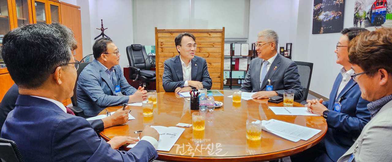 김재록 대한건축사협회장(오른쪽 셋째)이 8월 14일 국회에서 국회 국토교통위원회 국토법안심사소위원회 이종욱 의원(가운데)과 만나 건축 관련 법안의 취지와 필요성에 대해 의견을 나누고 있다. (사진=대한건축사협회 건축사신문)