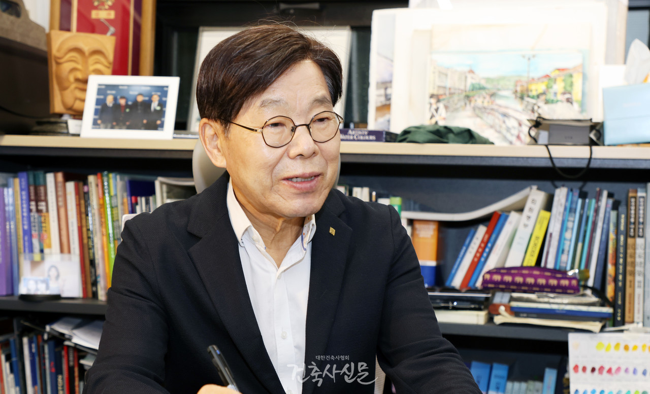 강성익 제21차 인천 아시아건축사대회 조직위원장이 대회 준비 과정과 주요 프로그램을 설명하고 있다. (사진=대한건축사협회 건축사신문)