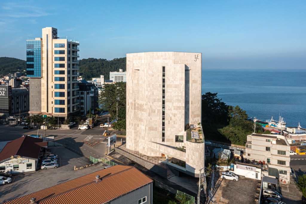 2024 부산다운건축상 금상 수상작 ‘이제호텔’(설계=신주영 건축사·건축사사무소 엠오씨, 사진=텍스처온텍스처)