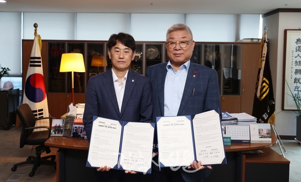 대한건축사협회는 19일 NICE평가정보(주)와 상호 공동발전을 위한 업무협약을 체결했다. 업무협약에 서명한 후 기념촬영에 임하고 있는 김재록 회장(우)과 NICE평가정보 박선배 본부장(사진=대한건축사협회 건축사신문)