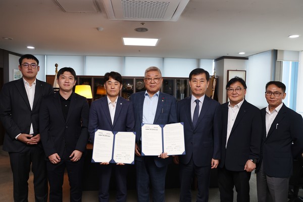 양 기관은 업무협약을 통해 공동사업의 발굴 등에 나선다. 사진은 좌로부터 나이스평가정보 김동희 매니저, 이화수 실장, 박선배 본부장, 대한건축사협회 김재록 회장, 안충환 부회장, 강주석 법제정책처장, 고한상 기획재정국장. (사진=대한건축사협회 건축사신문)