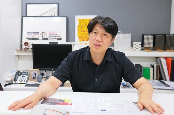 오호근 건축사는 본지와의 인터뷰에서 “공연장 내부가 외부에서 보이는 시창으로 열린 문화 공간의 상징성을 표현했다”고 부산콘서트홀 설계 의도를 밝혔다. (사진=대한건축사협회 건축사신문)