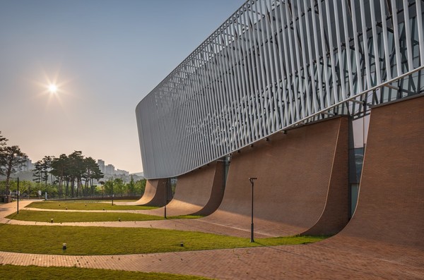 부산콘서트홀 (설계=오호근 건축사·(주)종합건축사사무소 디자인캠프문박디엠피, 사진=윤준환)