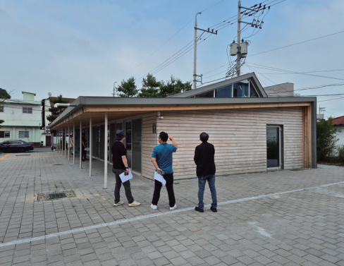 문산읍 주민자치센터, 준공 후 2년 7개월 경과된 모습. (사진=이재혁 건축사)